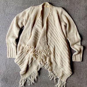 Hollister acrylic beige sweater with fringe